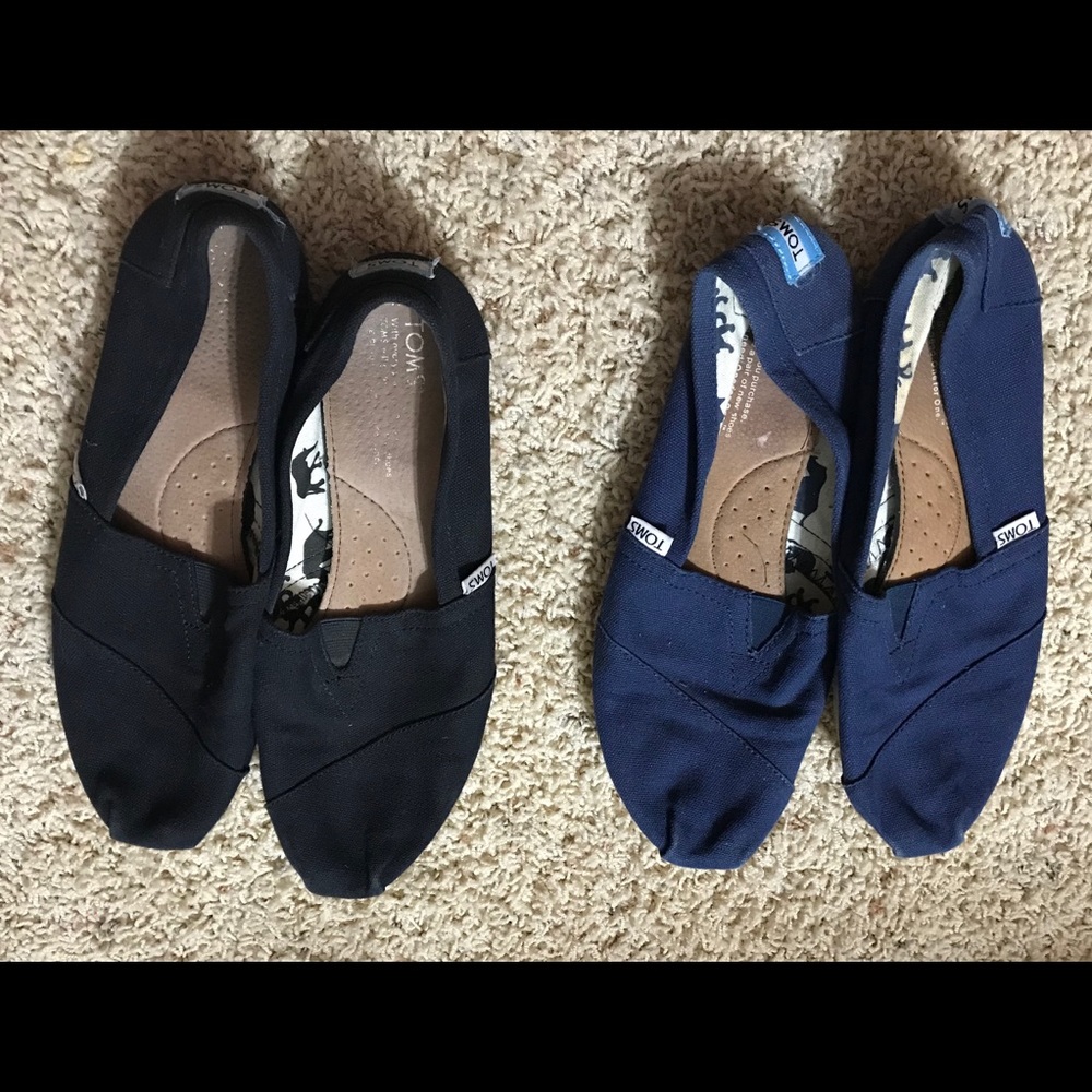 2 pairs of women’s size 9 Toms